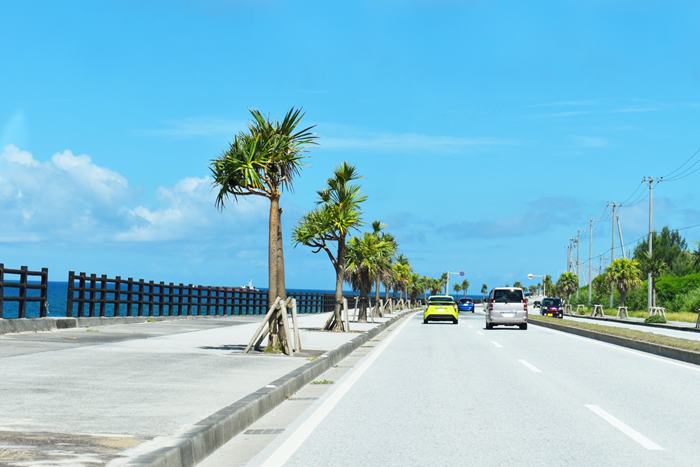沖縄の海沿いの道路