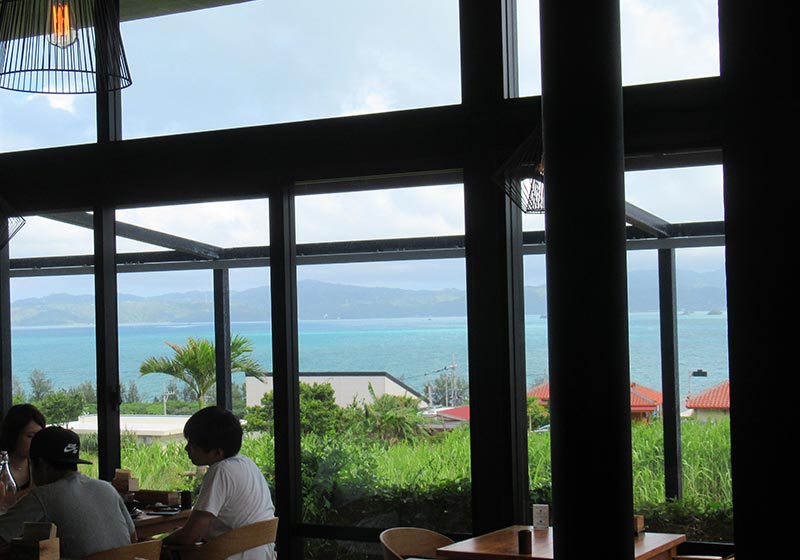 レンタカーで沖縄をドライブした写真　北部　今帰仁村　古宇利島のカフェ「エルロタ」の店内から景色を眺める写真