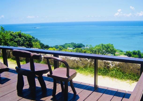 福岡発　格安　沖縄ツアーのリゾートホテル　ベランダから海を眺める