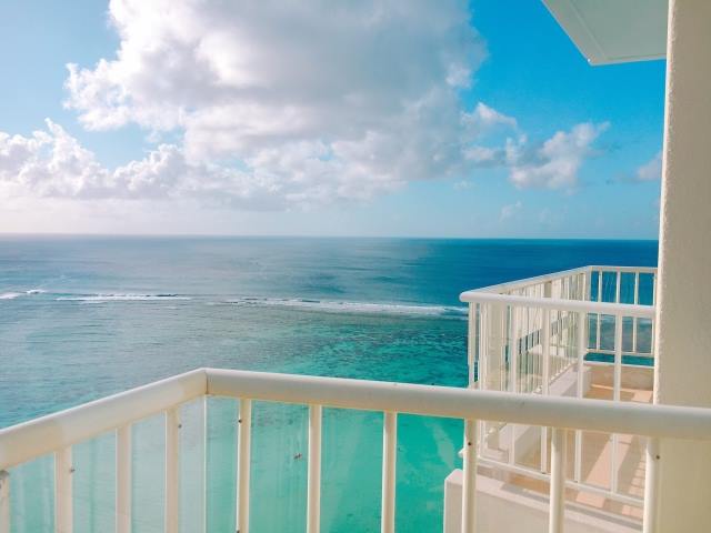 北海道発　格安　沖縄ツアーのリゾートホテル　ベランダから海を眺める