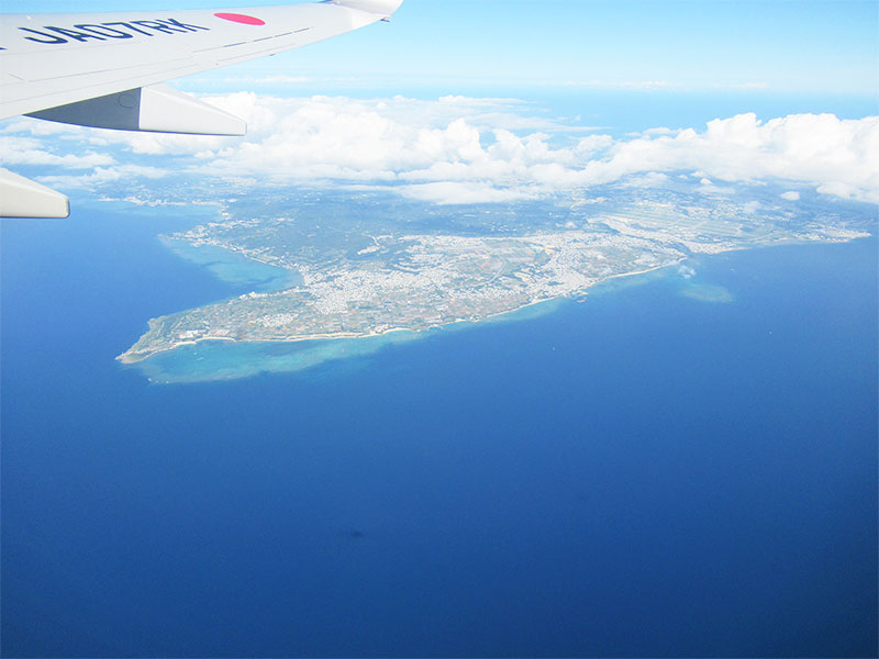 沖縄　格安ツアー　レンタカー付き　沖縄本島を飛行機から見下ろした画像