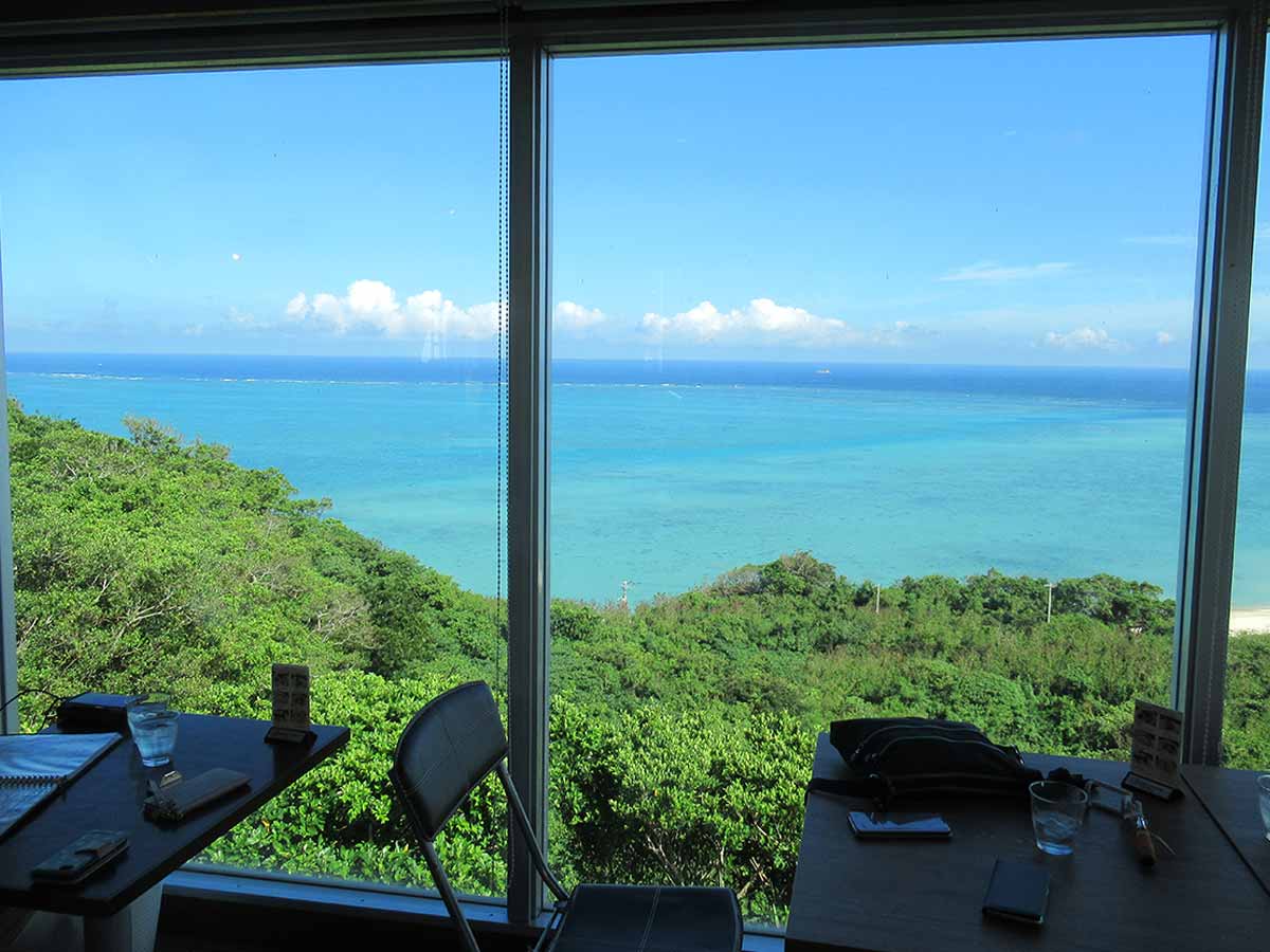 沖縄南部　カフェやぶさちのすごくきれいに海が見える店内の写真