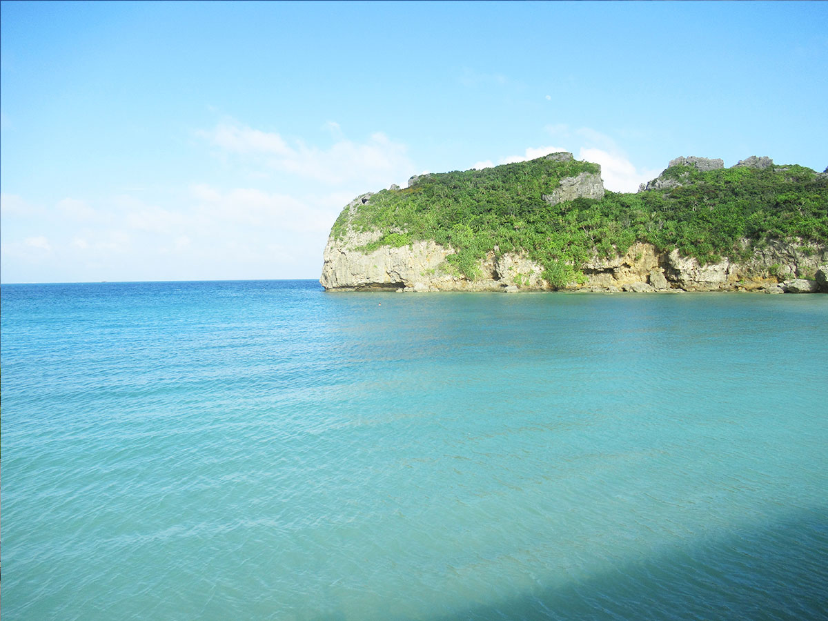 沖縄中部　浜比嘉島の海の写真