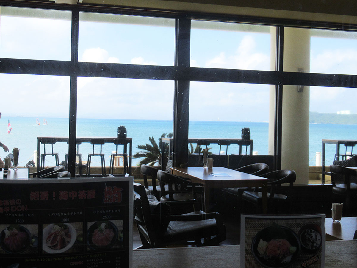 うるま市の海中道路内の海の駅のレストランからの海の眺め　画像